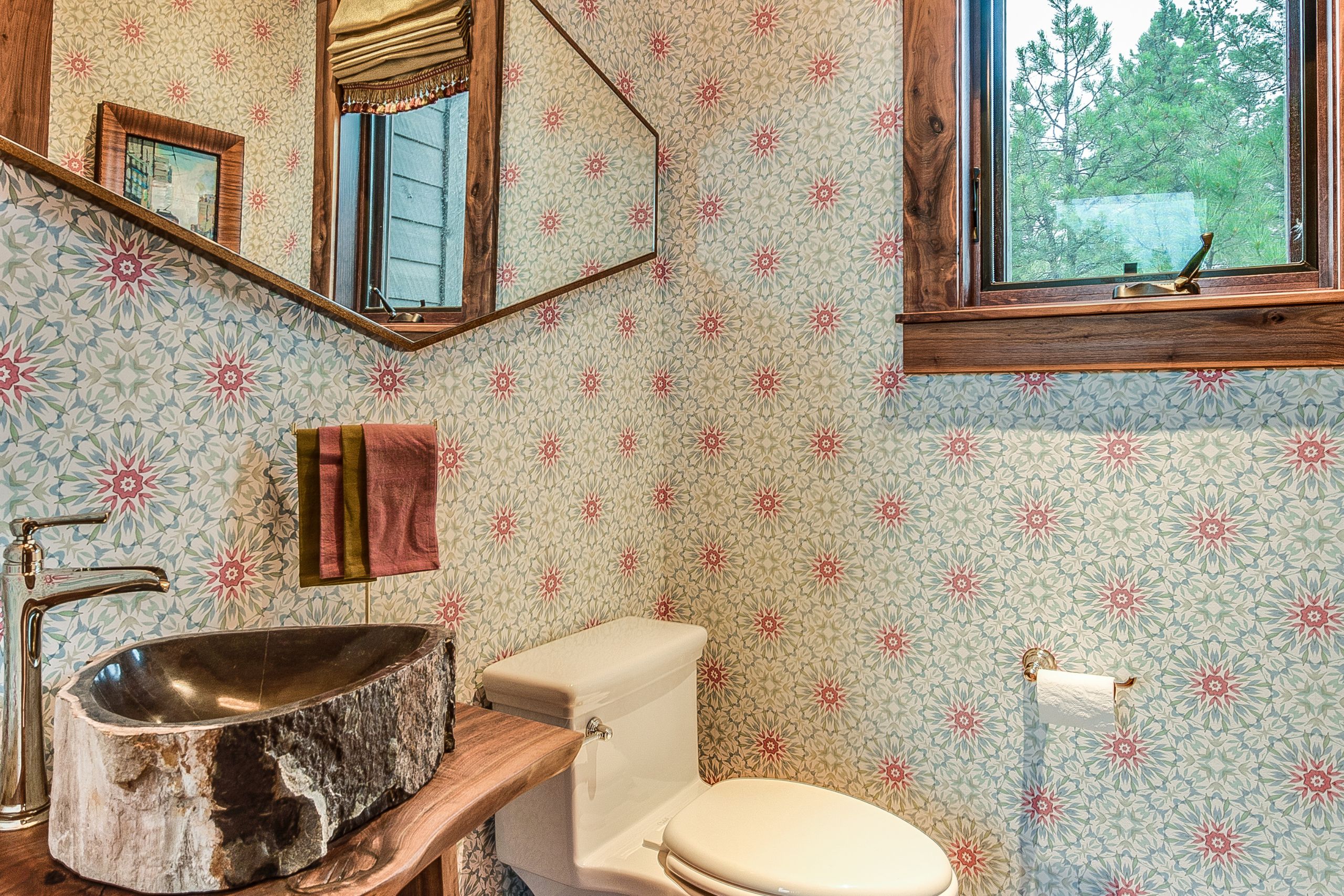 Fresh and Inspiring Bathroom Wallpaper Ideas for 2024