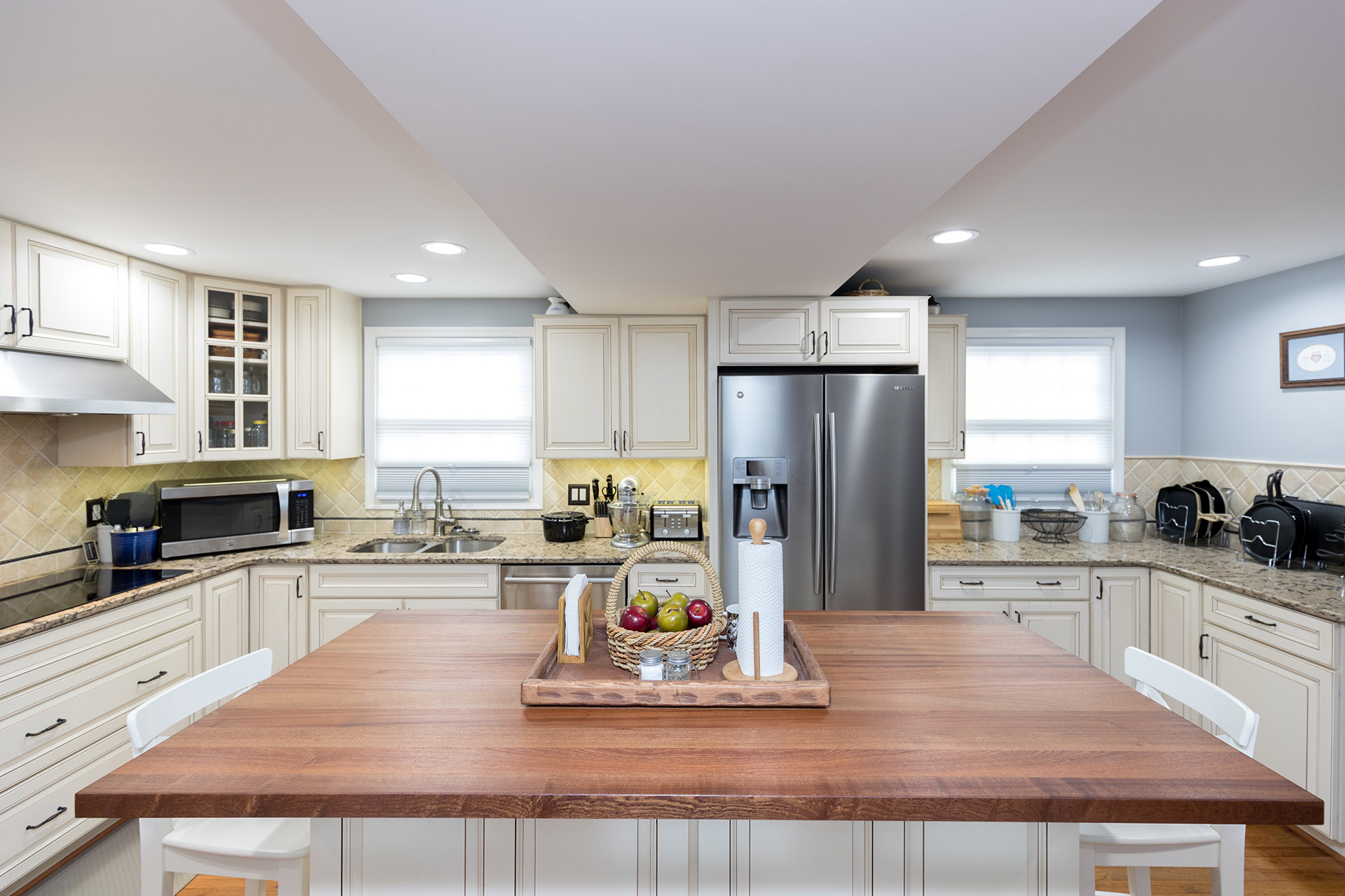 Traditional Kitchen Remodeling: Bright Cabinets and Warm Wood Accents
